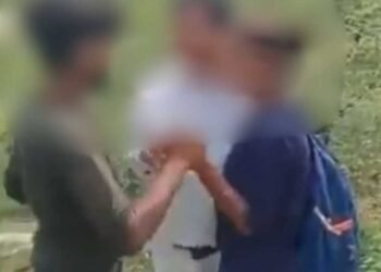 Couple Sex in Jungle : अपने पिता की उम्र के युवक के साथ जंगल में मंगल कर रही थी लड़की, ग्रामीणों ने पकड़ा रंगेहाथों, वीडियो वायरल