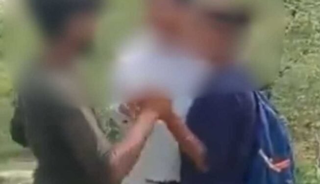 Couple Sex in Jungle : अपने पिता की उम्र के युवक के साथ जंगल में मंगल कर रही थी लड़की, ग्रामीणों ने पकड़ा रंगेहाथों, वीडियो वायरल