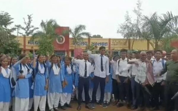 CG : प्रिंसिपल की गंदी हरकत – लंच ब्रेक में बुलाकर छात्राओं को करते है बैड टच, विरोध करने पर 4 छात्राओं को किया फेल, नाराज छात्राओं ने स्कूल में जड़ा ताला