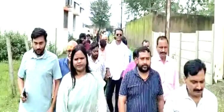 CG POLITICS : बारिश का पानी घरों में घुसा, मेयर मैडम बोली …. भगवान से मेरी सेटिंग नही हो पाई है …. नही तो बारिश रोकने बोल देती !