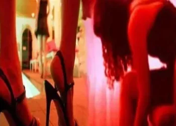 Sex Racket : स्पा सेंटर की आड़ में चल रहा था सेक्स रैकेट का कारोबार, आपत्तिजनक हालत में मिले युवक – युवती, पुलिस भी देखकर रह गई दंग