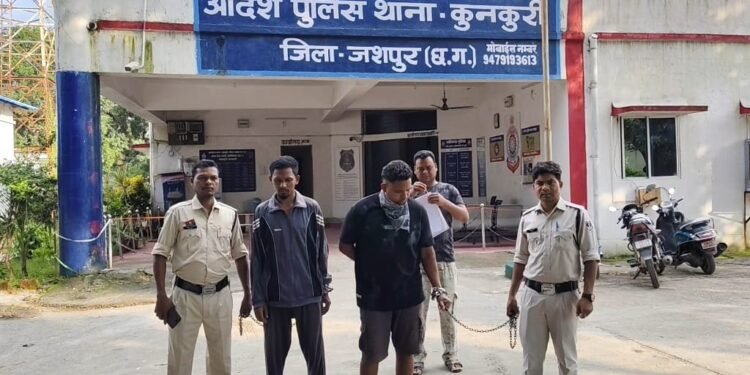 CG : गैंगरेप का आरोपी सजा सुनते ही कोर्ट से हो गया था फरार, उम्रकैद के आरोपियों को तीन साल बाद पुलिस ने धर दबोचा