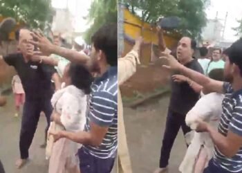 BJP Leader Viral Video: भाजपा नेता की दबंगई.. सरेआम महिला और उसके बेटे को चप्पल से पीटा, डंडे भी बरसाए, देखे पूरा वीडियो वायरल