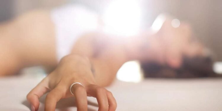 पति के सामने ही प्रेमी के साथ सेक्स करती थी पत्नी, रोका तो बोली – कम से कम तू ये देखकर तो मरेगा ही …., जानिए क्या है पूरा मामला