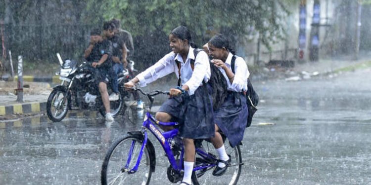 CG School Closed : भयंकर बारिश के चलते बंद किये गये जिले के स्कूल …. जिला कलेक्टर ने जारी किया छुट्टी का आदेश ….