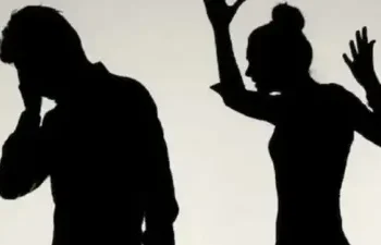 Extramarital Affair : प्रेमी से बात करने से मना करने पर पति के ख़िलाफ़ ही घरेलू हिंसा की एफआईआर दर्ज …. अफ़ेयर से परेशान एक और पति ने की ….