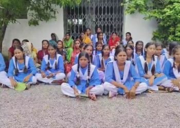 CG Yuktiyuktkarn : नाराज छात्रों व पालकों ने स्कूल में जड़ा ताला, युक्तियुक्तकरण के बाद शिक्षक की कमी का आरोप