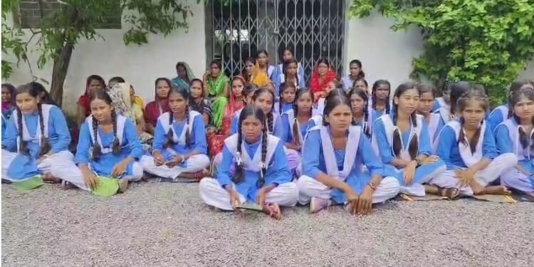 CG Yuktiyuktkarn : नाराज छात्रों व पालकों ने स्कूल में जड़ा ताला, युक्तियुक्तकरण के बाद शिक्षक की कमी का आरोप