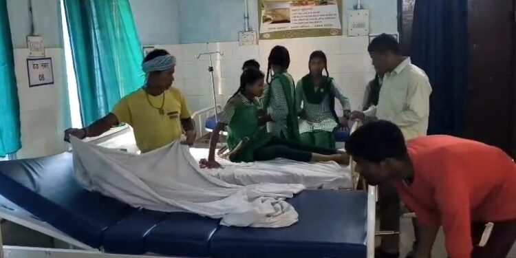 CG Road Accident : स्कूल जा रहे बच्चों से भरी ई – रिक्शा को मालवाहक गाड़ी ने मारी टक्कर, 5 स्कूली बच्चे गंभीर घायल