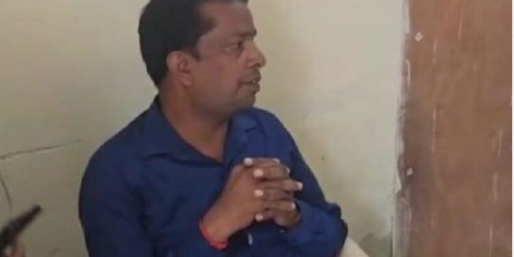 CG ACB Breaking : 20 हजार घूस लेते पटवारी रंगे हाथों गिरफ्तार, ऑफिस में ही ले रहा था रिश्वत, पैसा गिनते ही…