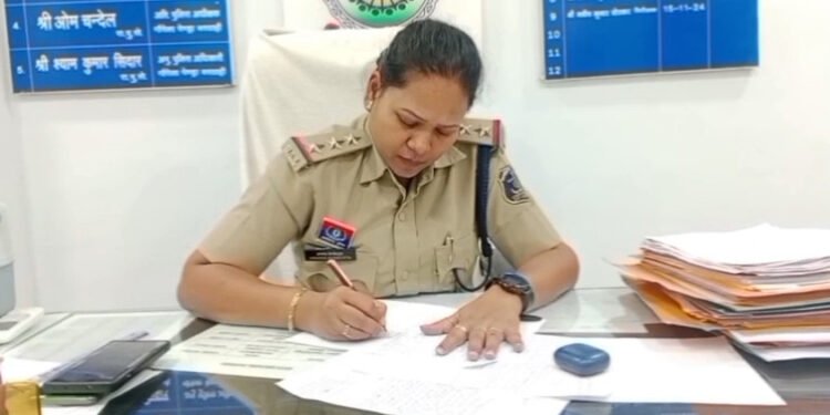 CG Crime : शिक्षक पर जानलेवा हमला घर में घुसकर धारदार हथियार से किया वार, आरोपी फरार