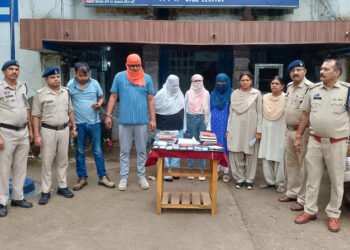 CG Sex Racket : स्पा सेंटर की आड़ में चल रहा था जिस्मफरोशी का धंधा, पुलिस की छापेमारी में मिले आपत्तिजनक सामान, तीन लड़कियां समेत 5 अरेस्ट