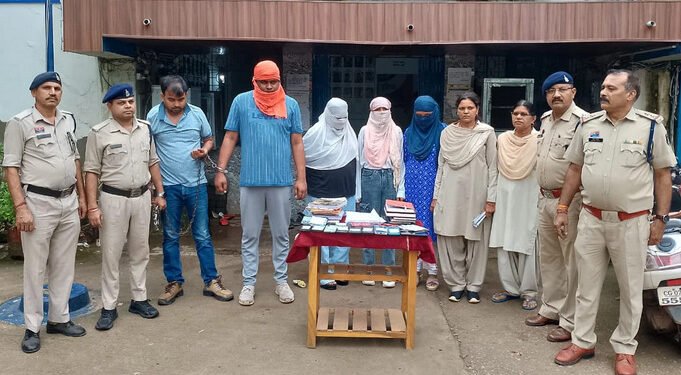 CG Sex Racket : स्पा सेंटर की आड़ में चल रहा था जिस्मफरोशी का धंधा, पुलिस की छापेमारी में मिले आपत्तिजनक सामान, तीन लड़कियां समेत 5 अरेस्ट