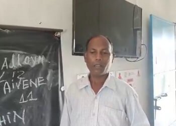 CG – गजब के गुरुजी : “Eleven की स्पेलिंग भी नहीं लिख पाए मास्टर साहब”, मुख्यमंत्री व शिक्षामंत्री का भी नाम नही पता, वायरल हो रहा वीडियो