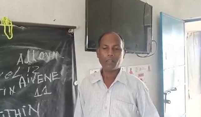 CG – गजब के गुरुजी : “Eleven की स्पेलिंग भी नहीं लिख पाए मास्टर साहब”, मुख्यमंत्री व शिक्षामंत्री का भी नाम नही पता, वायरल हो रहा वीडियो