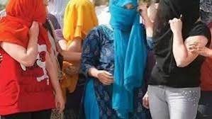 Sex Racket : शहर मे चल रहा था सेक्स रैकेट, व्हाट्सएप पर लड़कियों के फोटो भेजकर बुलाते थे ग्राहक, पांच महिला और पुरुष गिरफ्तार