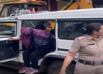 Sex Racket Busted : किराए के घर में चल रहा था देह व्यापार का गोरख धंधा, बजरंग दल कार्यकर्ताओं ने सभी को पकड़कर किया पुलिस के हवाले