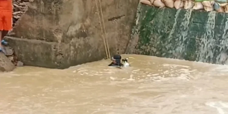 CG News : बारिश का कहर, स्टॉप डैम धंसने से बुजुर्ग मुरूम में दबा, एनडीआरएफ का रेस्क्यू ऑपरेशन जारी