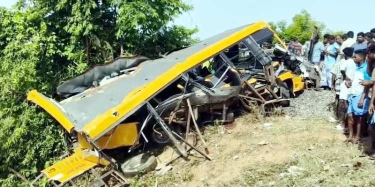 Big Road Accident : बच्चों से भरी स्कूल बस को ट्रेन ने मारी टक्कर, दो की मौत, कई घायल