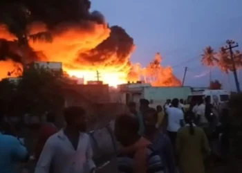 Big Breaking News : डीजल मालगाड़ी में लगी भीषण आग, लपटों ने मचाया हड़कंप, चेन्नई सेंट्रल की ट्रेनें रुकीं, देखें वीडियो…