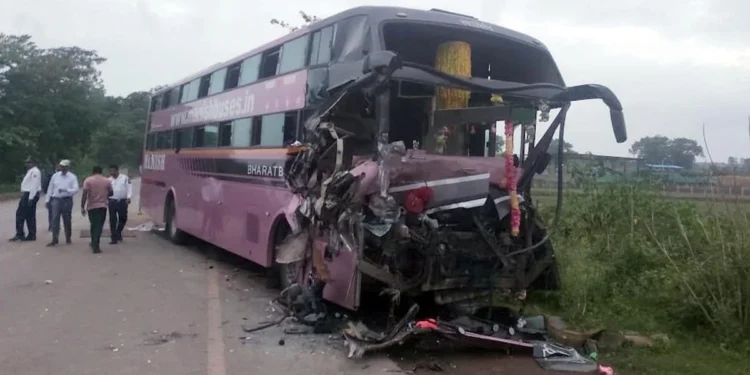 CG Road Accident : बस ट्रक से टकराई, ड्राइवर और हेल्पर की मौत