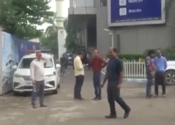 Crime News : पैरोल पर आए कैदी पर दिनदहाड़े गोलीबारी, पुलिस जांच में जुटी…