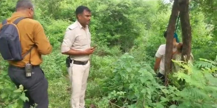 पहाड़ी पर पेड़ से लटकी मिली युवक – युवती की लाश, हत्या या आत्महत्या जांच मे जुटी पुलिस