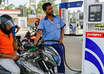 Petrol Diesel Price : पेट्रोल का रेट फिर 100 पार, डीजल की कीमतों में भी हुआ बदलाव, टैंक फुल करवाने से पहले चेक कर लें आज का रेट