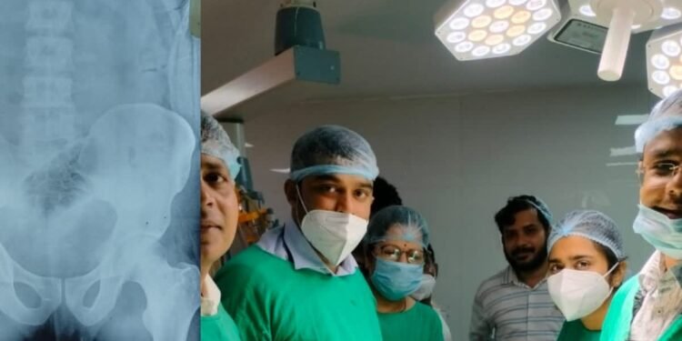 अस्पताल में हैरान करने वाला ऑपरेशन! युवक के गुप्तांग में घुसी प्लास्टिक की बोतल, पेट में पहुंची तो डॉक्टरों की टीम ने ऐसे किया चमत्कार