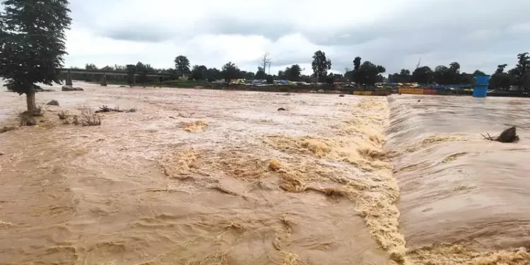 CG : भारी बारिश से बढ़ी परेशानी, नदी नालों का जलस्तर बढ़ा, जन जीवन अस्त व्यस्त