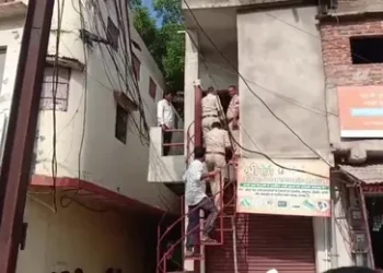 Viral News : प्रेमिका संग बंद कमरे में रंगरलियां मना रहा था पति, पुलिस को लेकर पहुंची पत्नी ने रंगे हाथ दबोचा