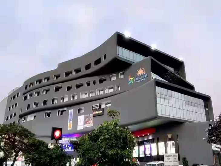 भिलाई स्थि​त सूर्या मॉल के स्पा सेंटरों में पुलिस की ​दबिश, 7 संचालिकाओं को किया गिरफ्तार, पूछताछ जारी