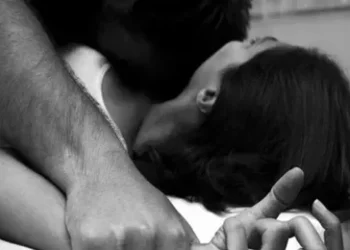 शर्मनाक! पिता ने अपनी ही नाबालिग बेटी से किया रेप, प्रेग्नेंट होने पर घर में कराई डिलीवरी, नवजात को झाड़ियों में फेंका