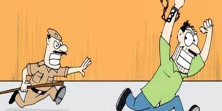 CG : पुलिस कर्मी पेशी में लेकर पहुंचे थे कोर्ट तभी हथकड़ी निकालकर चकमा देकर फरार हुआ हत्या का आरोपी ….