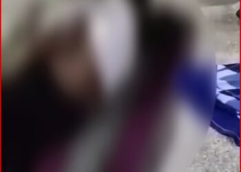 Viral Video : रेलवे स्टेशन के प्लेटफॉर्म पर चादर ओढ़कर सेक्स कर रहे थे कपल, अचानक एक शख्स ने हटा दिया पर्दा, देखिए वीडियो