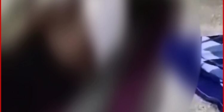 Viral Video : रेलवे स्टेशन के प्लेटफॉर्म पर चादर ओढ़कर सेक्स कर रहे थे कपल, अचानक एक शख्स ने हटा दिया पर्दा, देखिए वीडियो