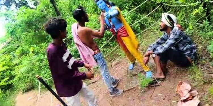 CG : नशे की हालत में युवकों ने भगवान राम और हनुमान की मूर्ति पर बरसाए थप्पड़, सोशल मीडिया पर वायरल हुआ वीडियो