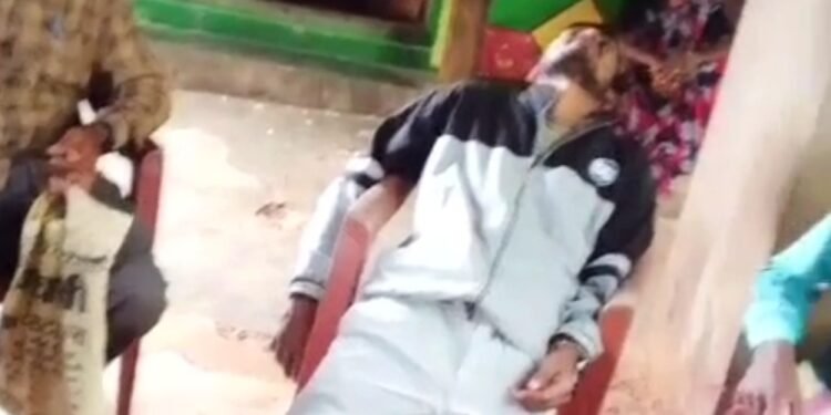 CG : ‘तुम्हें जरूरत है तो घर आ जाओ’ …. शराबी सचिव से परेशान हुए इस गांव के ग्रामीण, नशे में करता है हार्टअटैक आने जैसी हरकत