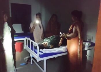 CG : …. में सेहत बंदोबस्त भगवान भरोसे …. यहां टॉर्च की लाइट से कराई गई महिला की डिलीवरी, देखें Video