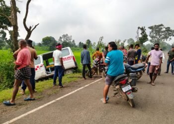 CG : वेतन न मिलने से रायपुर से एम्बुलेंस लेकर भागा ड्राईवर, तेज रफ्तार में हुआ हादसा, एक की हालत गंभीर