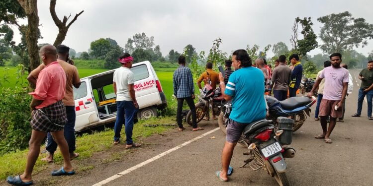 CG : वेतन न मिलने से रायपुर से एम्बुलेंस लेकर भागा ड्राईवर, तेज रफ्तार में हुआ हादसा, एक की हालत गंभीर