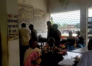 CG – … और शिक्षक की बैठे – बैठे चली गयी जान, कोर्ट में आये पेशी देने, इंतजार करते-करते उड़ गये प्राण पखेरू