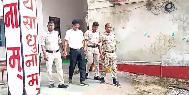 CG : छात्रा की पिटाई मामले में हुआ एक्शन, पुलिस ने प्रधान पाठक को किया गिरफ्तार, छात्रा को कराया गया था अस्पताल में भर्ती