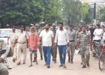 CG : थाने में हंगामा करने वाले शिक्षक सहित तीन लोग गिरफ्तार कर पुलिस ने निकाला जुलूस जाने क्या है पूरा मामला