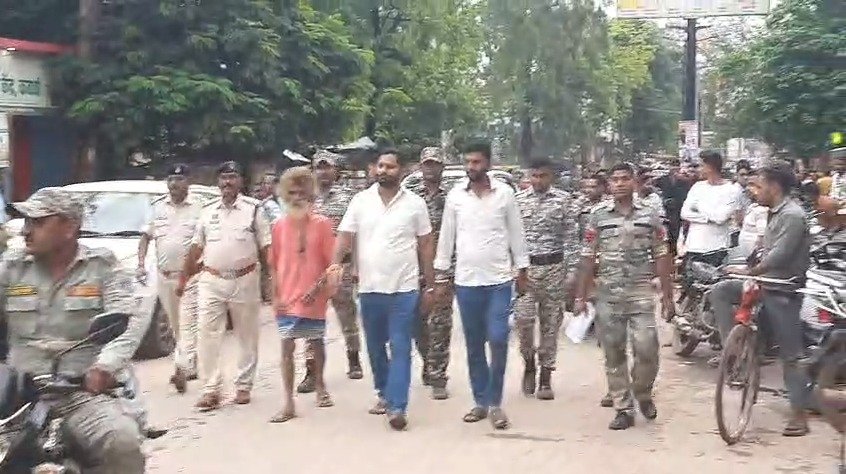 CG : थाने में हंगामा करने वाले शिक्षक सहित तीन लोग गिरफ्तार कर पुलिस ने निकाला जुलूस जाने क्या है पूरा मामला