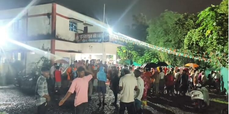 CG : दो गांवों के ग्रामीणों में हिंसक झड़प, कई ग्रामीण हुए लहूलुहान, नाराज ग्रामीणों ने थाने के बाहर किया…