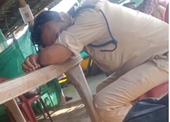 CG शराबी सिपाही : “आज थोड़ा ज़्यादा हो गया …. अब नहीं पिऊंगा” आरक्षक शराब के नशे में धुत, वीडियो हुआ वायरल