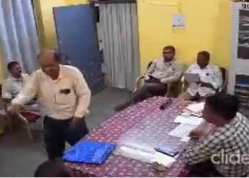 CG : शिक्षिका को रिलीव करने पर बौखलाये प्रधान पाठक पति ने खोया आपा, BEO आफिस में घुसकर दे दी धमकी, वीडियो वायरल