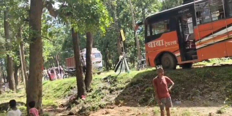 CG : बस और ट्रक में भीषण टक्कर, अंबिकापुर से गढ़वा जा रही बस हुई दुर्घटनाग्रस्त, घटना में कई यात्री घायल …