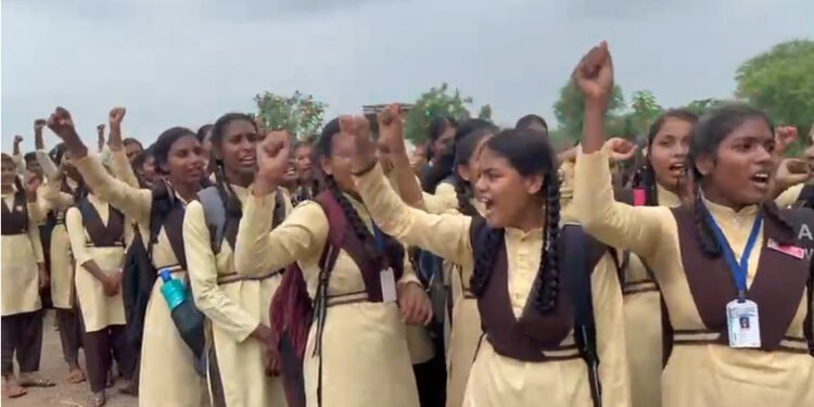 CG : युक्तियुक्तकरण के बाद भी नहीं बदले हालात, शिक्षकों की कमी से नाराज़ पालक और छात्रों ने स्कूल गेट पर जड़ा ताला, प्रदर्शन